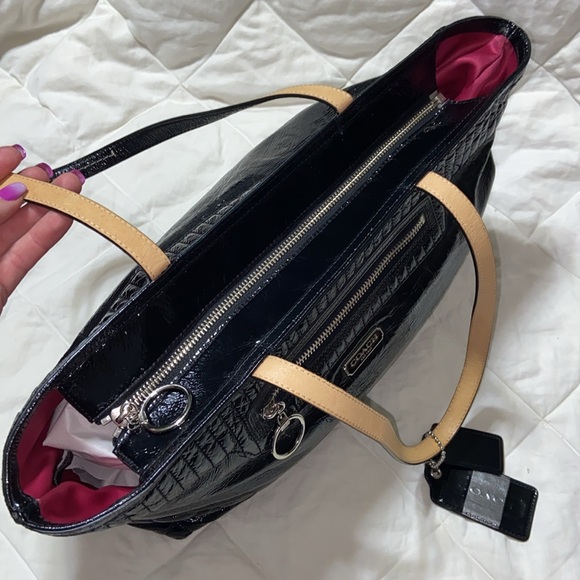Gorgeous Coach Poppy Patent leather tote 18674 - Picture 9 of 16